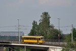 Fahrschulwagen na most pes el. tra, po kter jezd nap. S-Bahn na letit nebo RE do Liberce