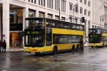 Autobus Man Lion"s City DD na lince 100 projd kiovatku ulic Unter den Linden a Friedrichstr.