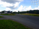 Vlevo se odkln pvodn sek silnice vedouc pes obec, vpravo vede obchvat (16.7.2021)