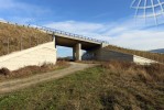 V roce 2010 dokonen most na silnici R3 kolem Trsten pot s poln cestou i prostorem pro tra.