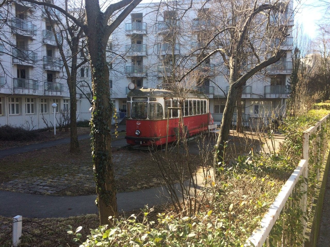Vdsk tramvaje bez kolej na pozemku domova dchodc. 