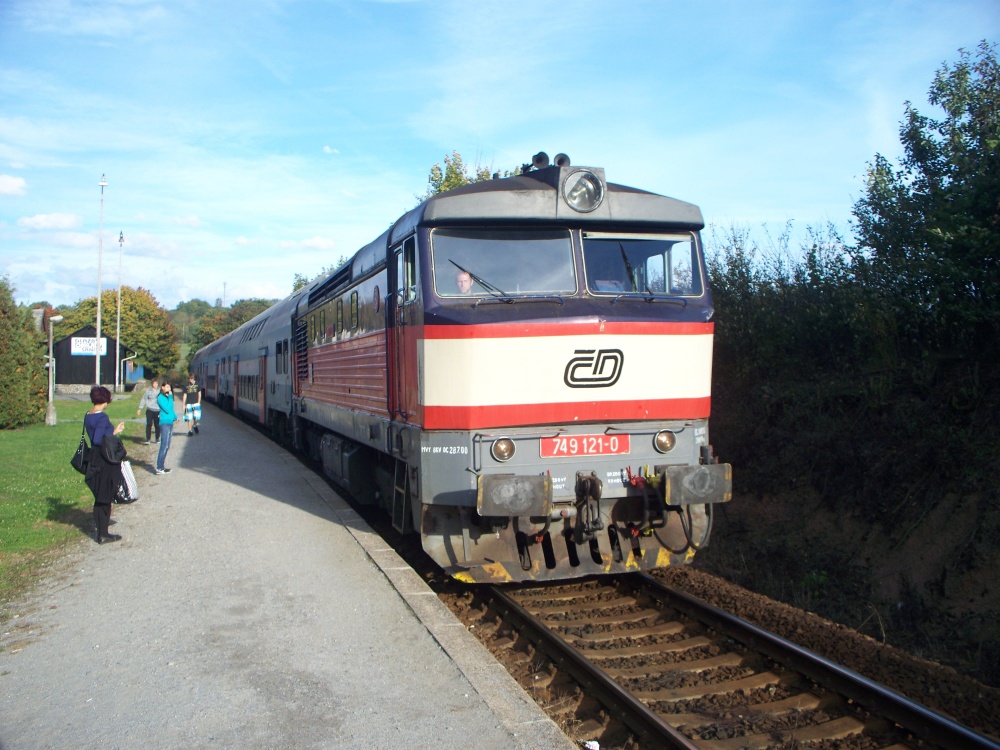 749 121-0 Po nad Szavou (28.9.2012) - Os 9064