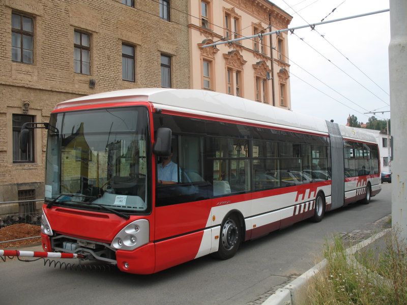 Kloubov trolejbus 25Tr pro DP Preov zachycen v Presslov ulici.