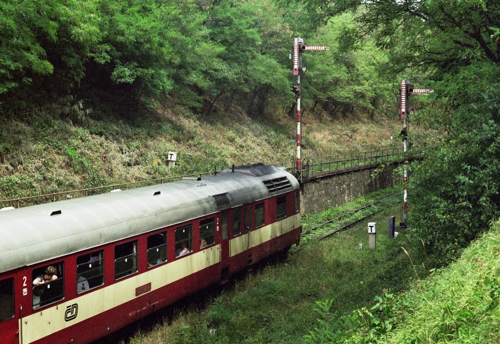 850.021 ek s vlakem Sp 1735 dne 4.7.2000 na volno u vjezdovch nvstidel st. Stelice