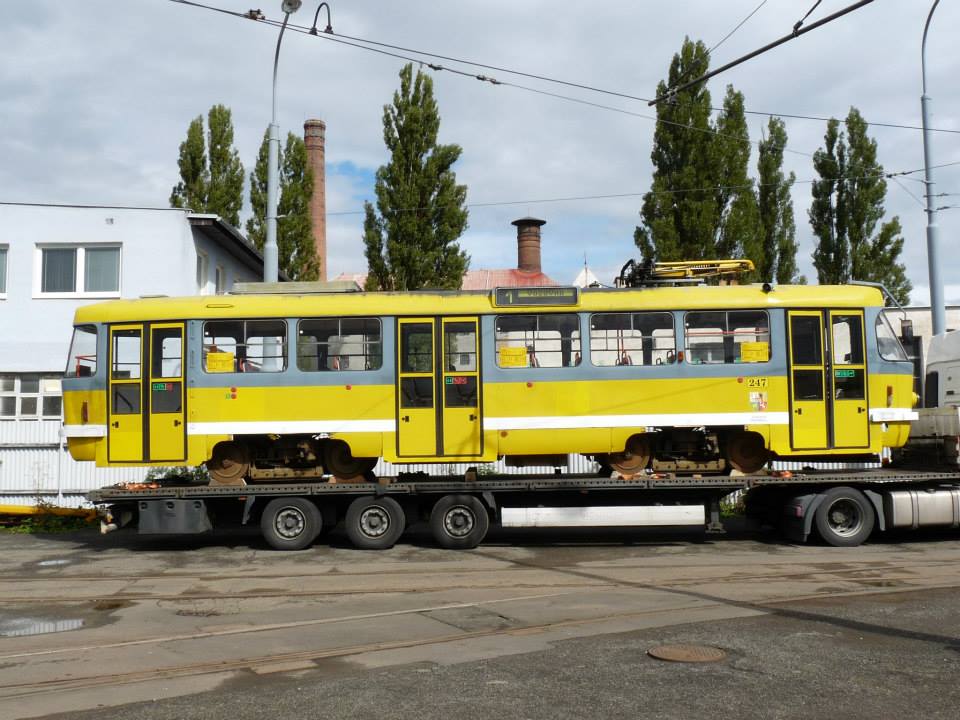 Odvoz vozu 247 k 2. modernizaci v roce 2013.