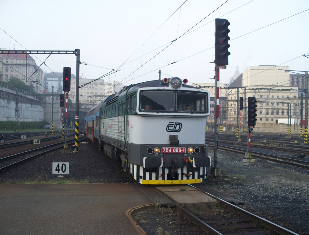 754 008-1 pi nvozu souprav pro sobotn provoz, Praha hl. ndr. (28.9.2013)