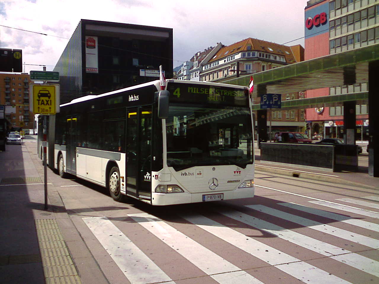 mobiln dokumentan foto busu s vlajekama v Innsbrucku