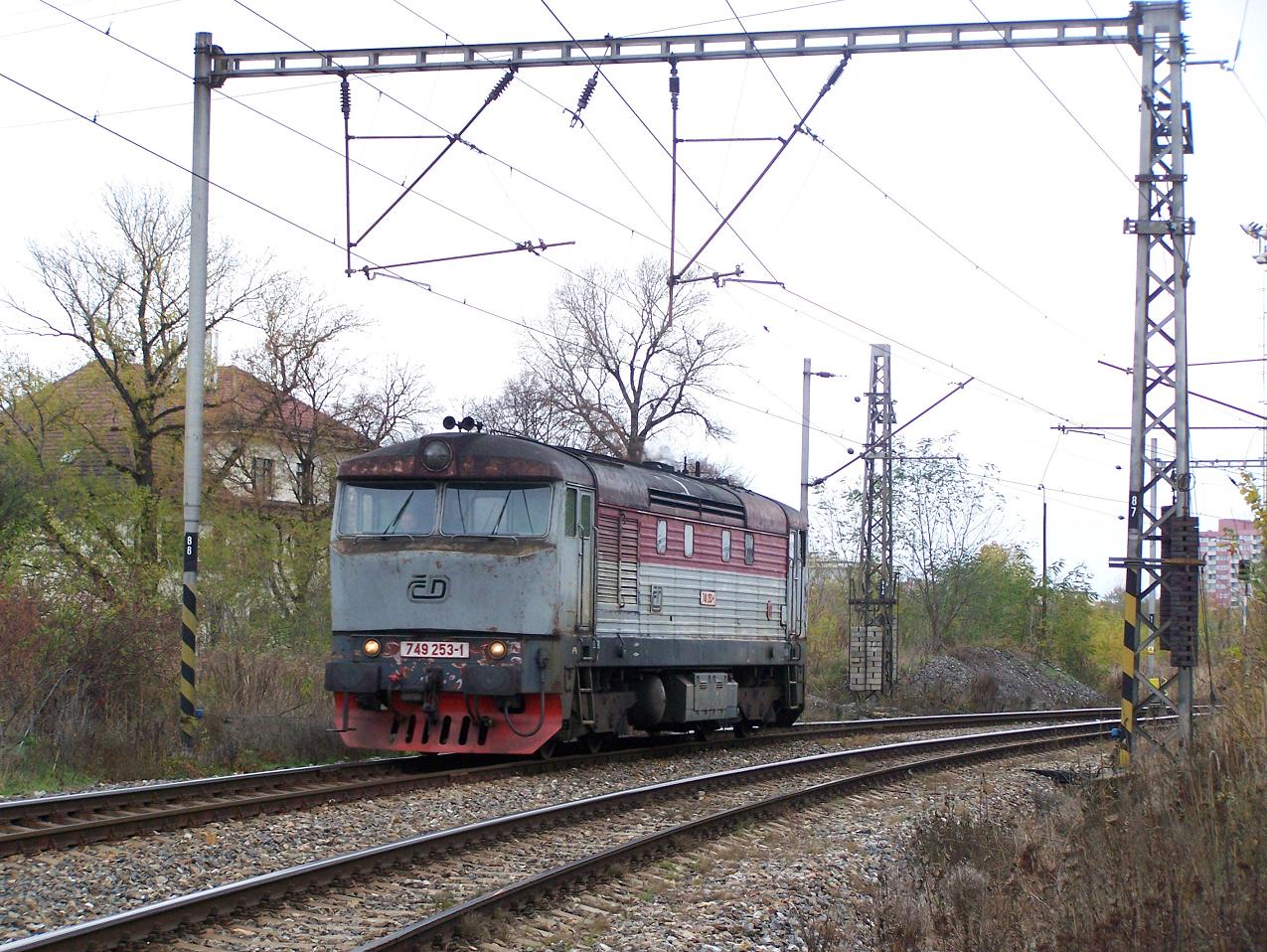 749.253 jako lv. po vytaen 9055 se vrac pro druh vlak 9057 - Praha Zhradn Msto - 3.11.2012.