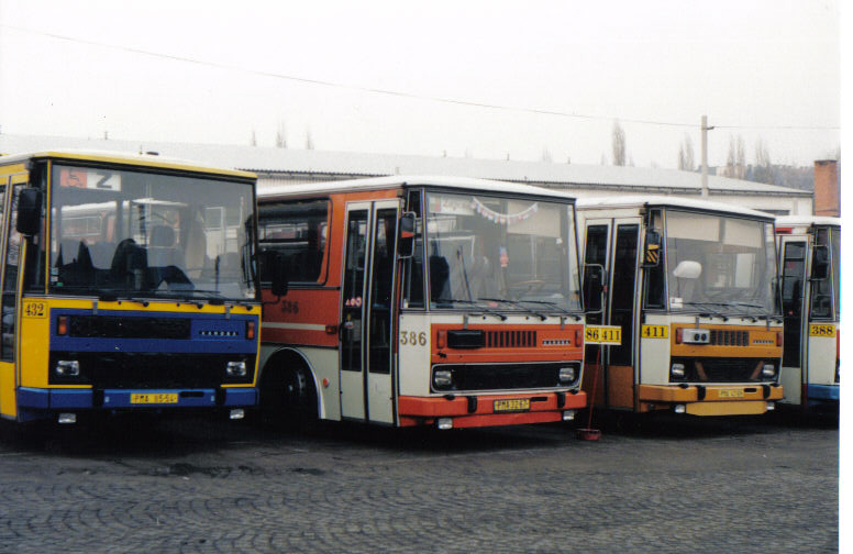 Zjezdov vozy v roce 1996. 432, 386 a 411.