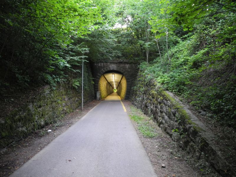 Zez ped vchodnm portlem tunelu