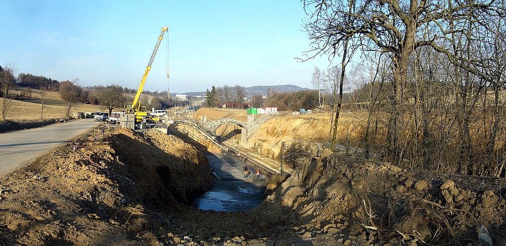 Stavba novho mostu u Nazdic.