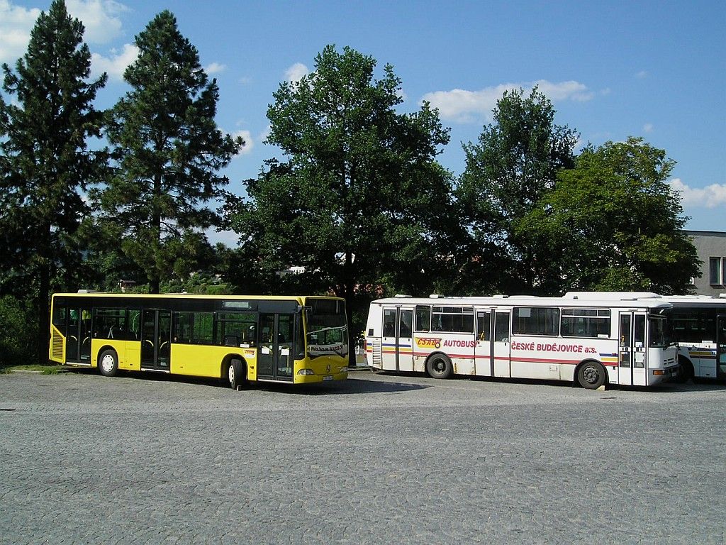 esk Krumlov, autobusov ndra; Citaro 1C8 9242 (ex. Psek) a B932E 1C8 8795