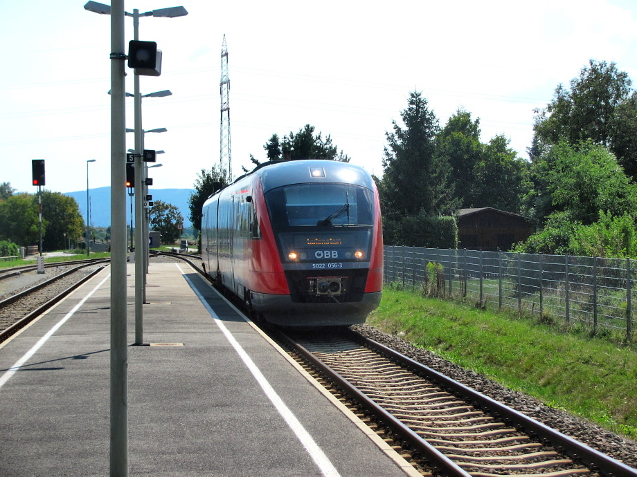 Regionalzug z Wr. Neustadtu do Gutensteinu projd stanici Bad Fischau-Brunn