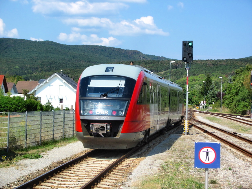 Regionalzug z Wr. Neustadtu do Gutensteinu projd stanici Bad Fischau-Brunn