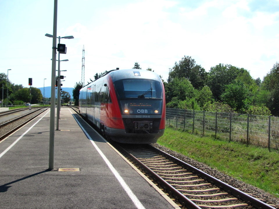 4 min. 15 sek. po prjezdu pedchozho vlaku, pijd vlak jedouc z Wiener Neustadtu do Puchbergu