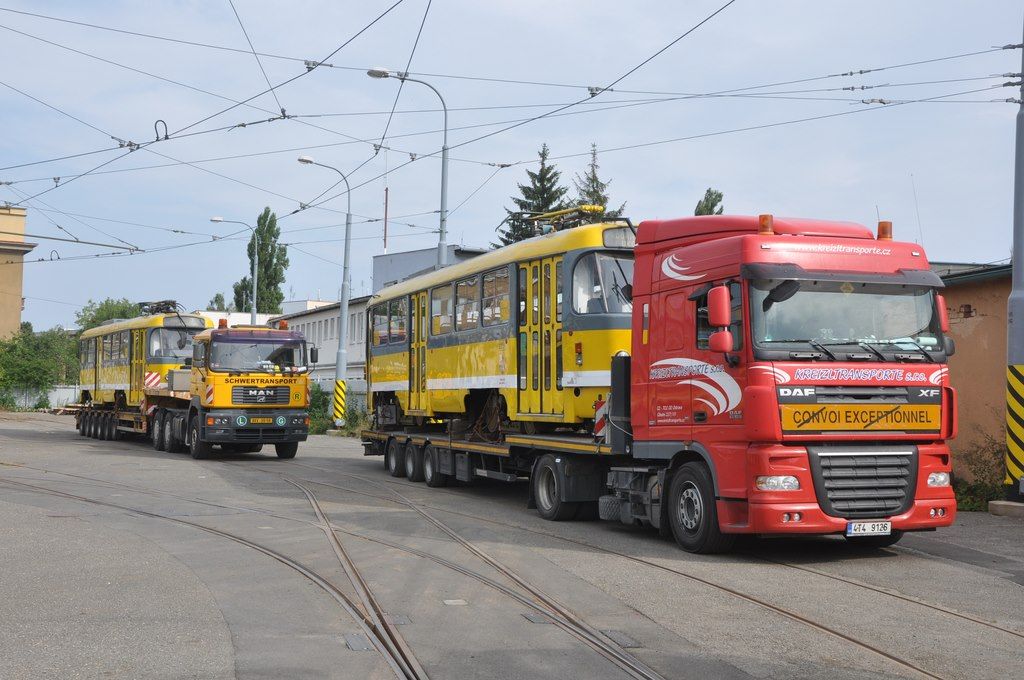 Tramvaje T3M . 229 a 230 ped odjezdem z plzesk vozovny, 8.8.2013