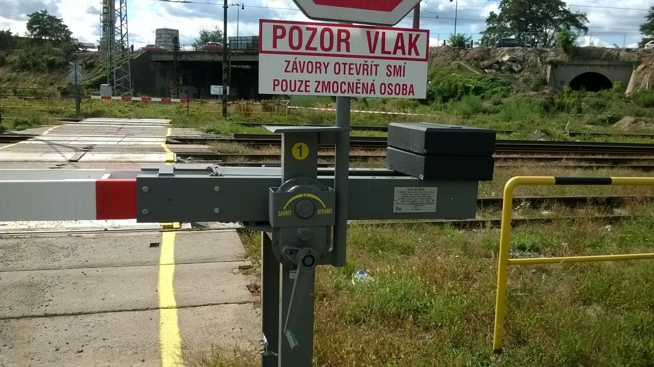ST Pardubice hl. n., provizorn pejezd pro pstup k nadjezdu u Parama