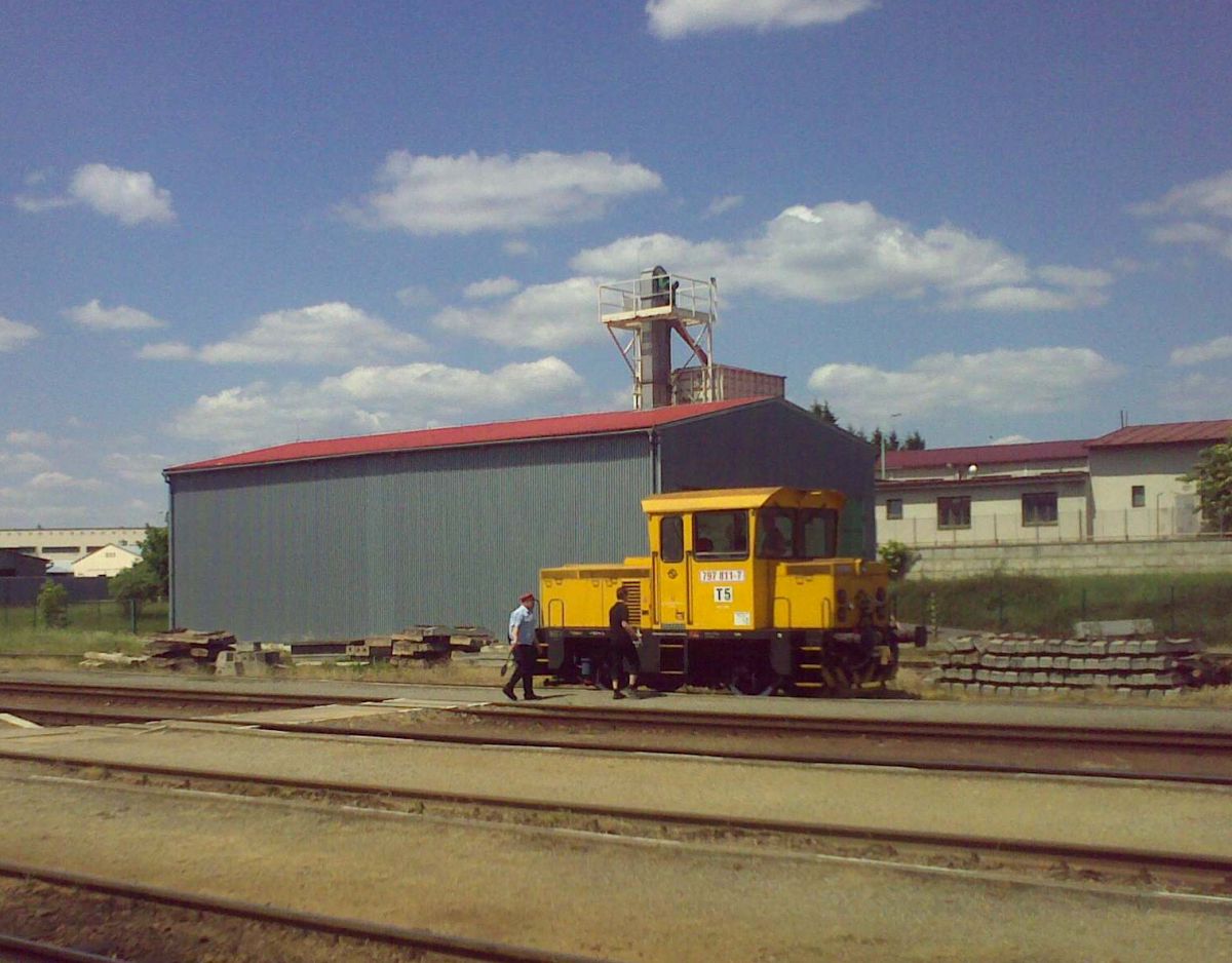 lokomotiva 797.811 se pipravuje k odjezdu do Jemnice, 26.5.2012