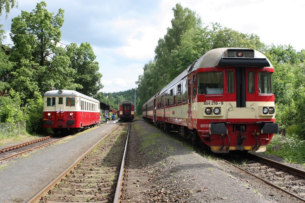 kiovn t vlak ve Velkch Hamrech (R 1042 s M262.0209, R 1147 s 854.034 a R 1144 s 854.216).