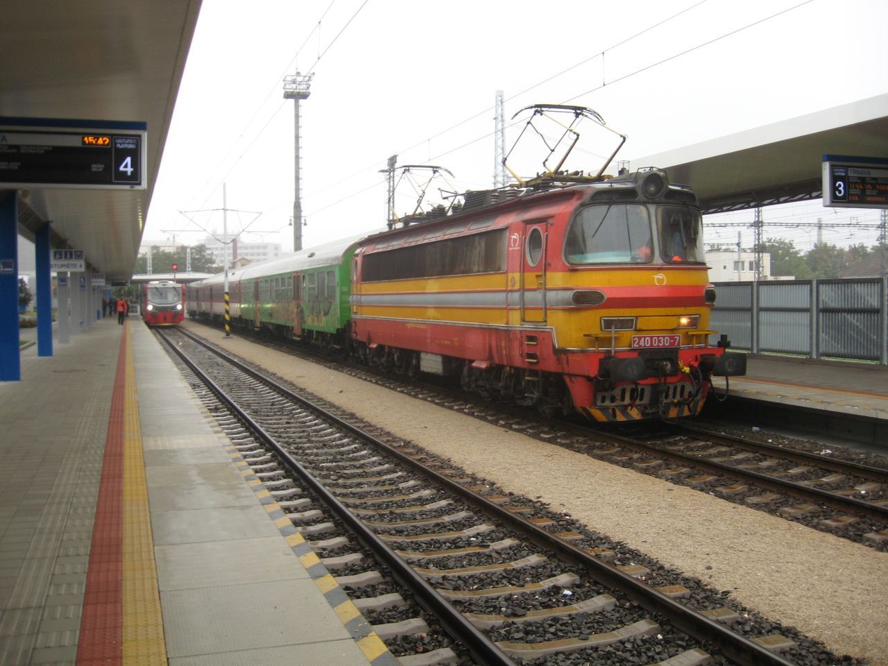Lamintka 240.030 ZSSK pipravena k odjezdu s osobnm vlakem z Trnavy do Jablonice. 