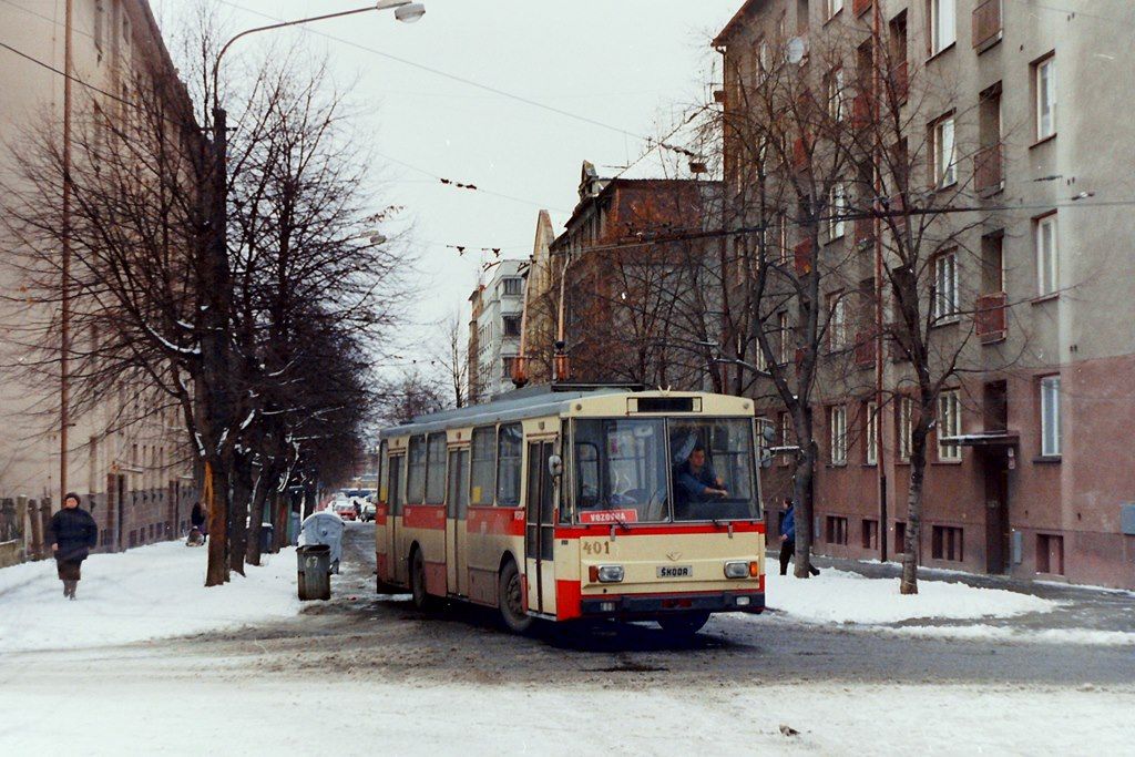 Plze, kiovatka Guldenerova x Plzeneck, trolejbus 14 Tr . 401
