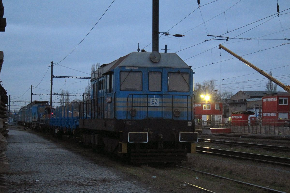 E 720.539 s elektrizanm vlakem v Hostivai na 5.SK, budouc 1.SK, 21.11.
