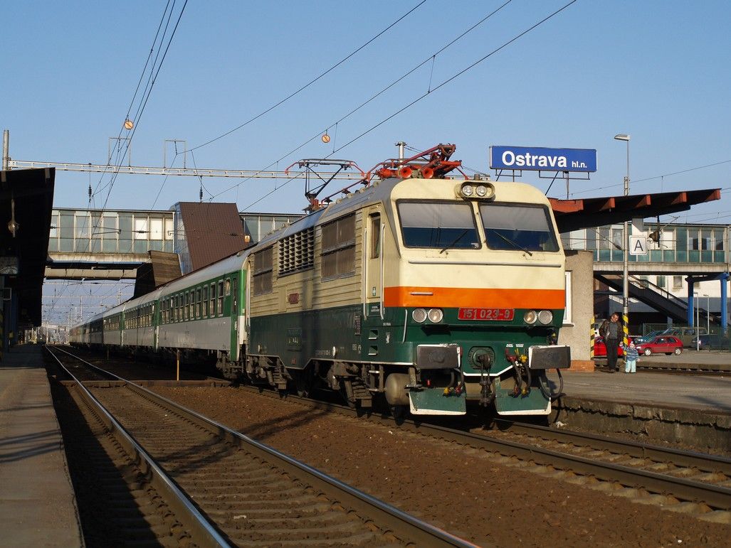 Lokomotiva 151 023-9 na vlaku EC 142 Odra