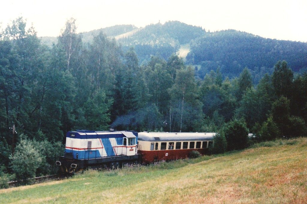 743.010 v ele voz Bmx mezi Jietnem a Antonnovem (v pozad pik), 1.7.1994