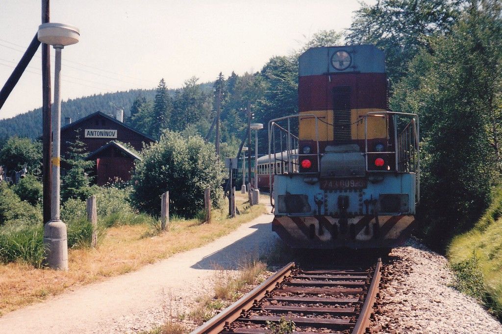 743.009 na postrku os.vlaku v Antonnov, 3.7.1994