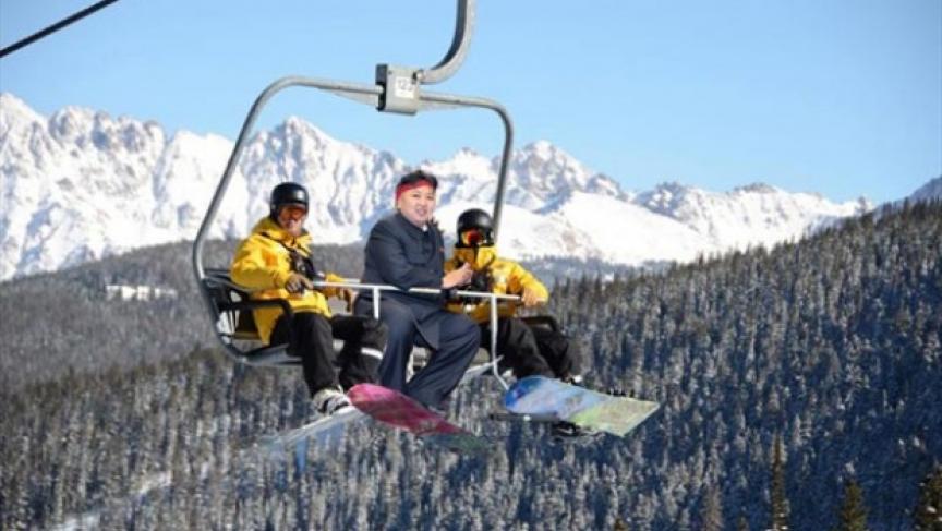 Kim III se snowboard-bodyguardy na lanovce 