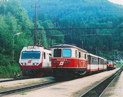 1099.008-3 a j stdajc el.jednotka 4090.001-1 ve stanici Laubenbachmhle,v pozad stroj 1099.011