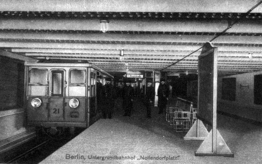 Vlak typu A1 v provizorn stanici Nollendorfplatz. Na tto stanici dnes ji nastoupit nelze.