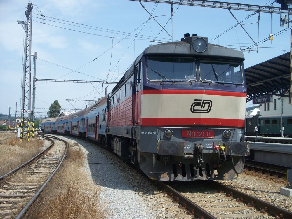 749 121-0 vykvajc na odpoledn nvrat do Prahy v ele Os 9062 (30.6.2012)