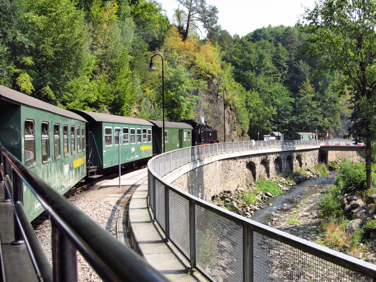 Parn vlak jedouc z Freitalu do Dippoldiswalde pijd do Rabenau (8/2015)