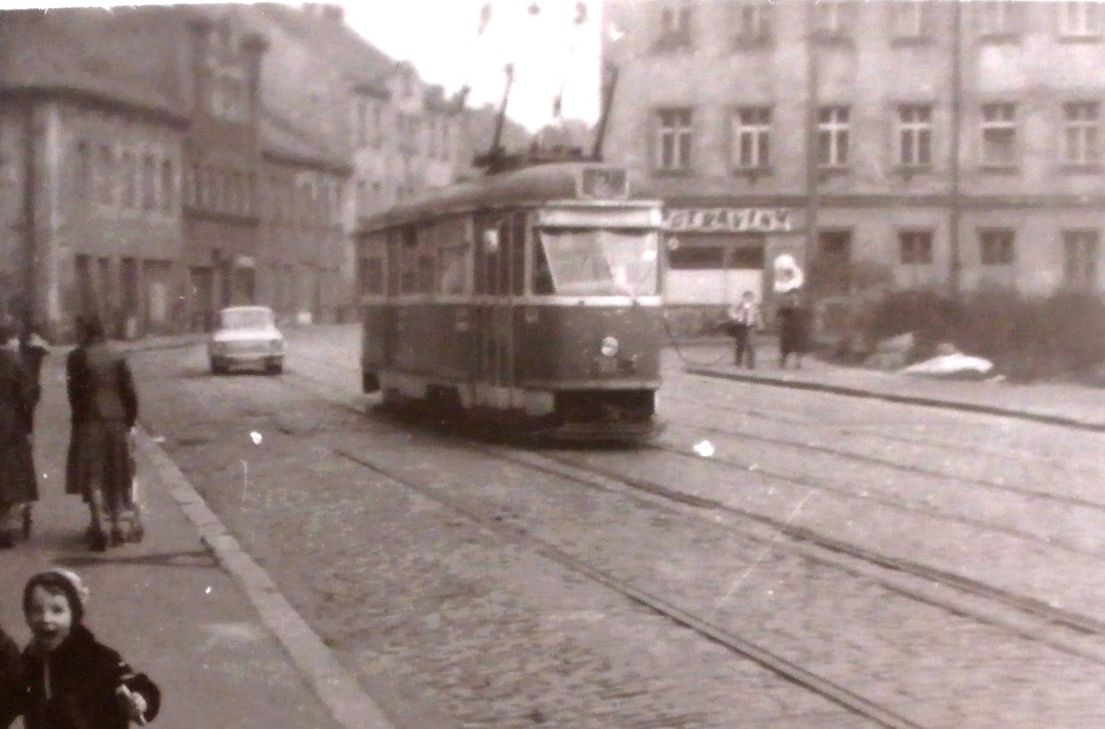 T1 ojet z Prahy na Pemyslov ulici asi tak roku 1983