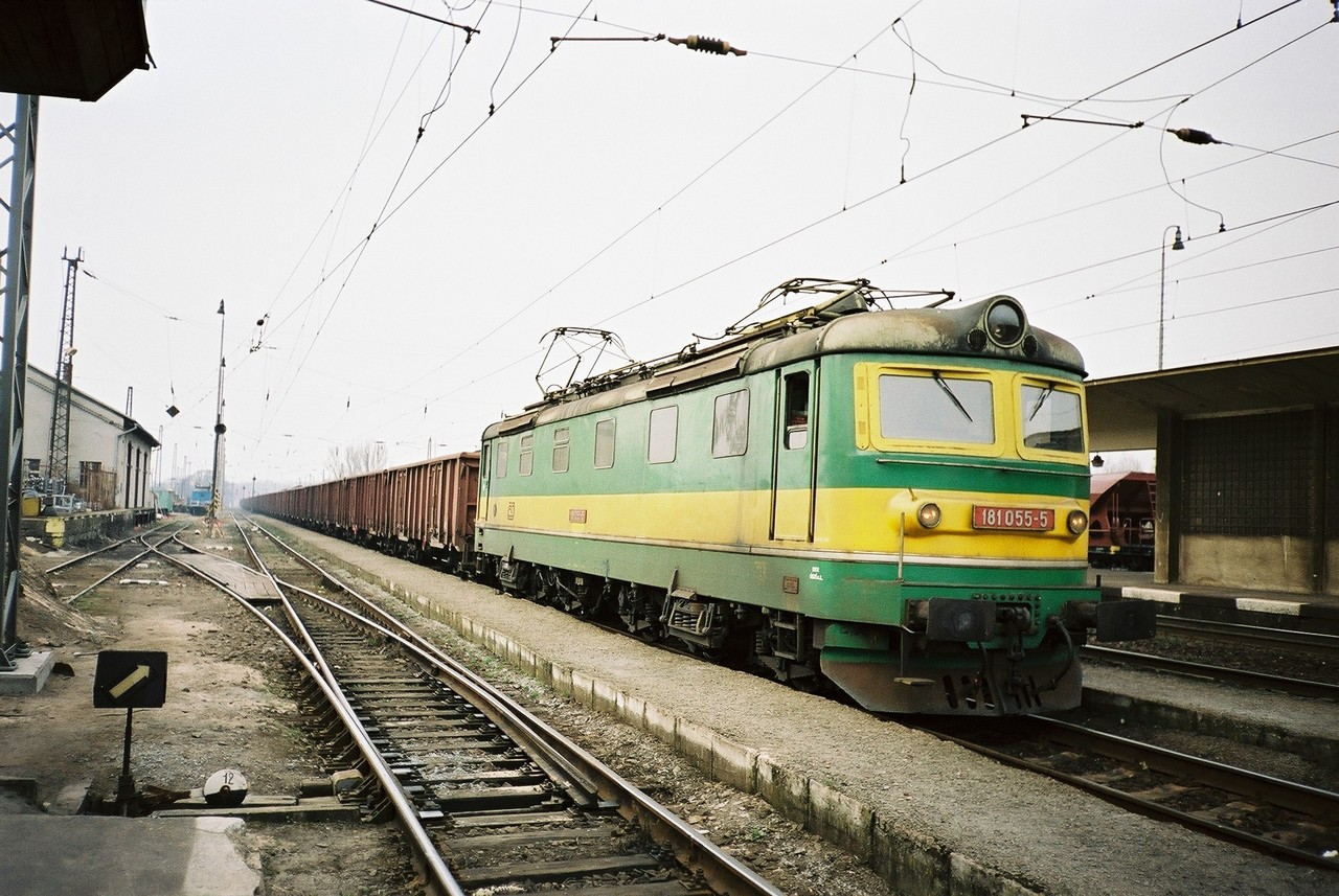 181.055 v nkl. vlaku na Pardubice v st. Zbo n./L., 30.3.2003