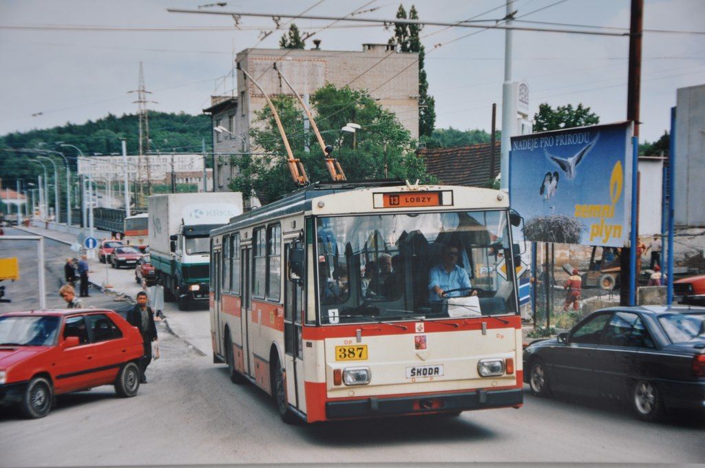 Provizorn trolejbusov tra, od mostu se pokraovalo rovn do Prmyslov ul. 24.6.1997