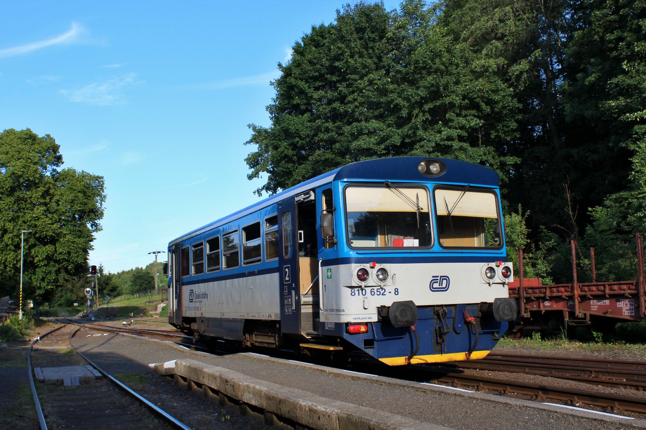 810.652 vykv na odjezd do Star Paky ve stanici Lomnice nad Popelkou.