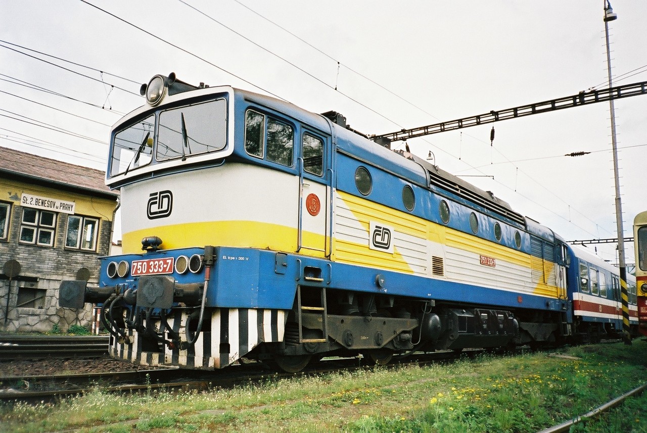 750.333 (DKV .Tebov) s mcm vozem v st. Beneov u Pr., 1.5.2003