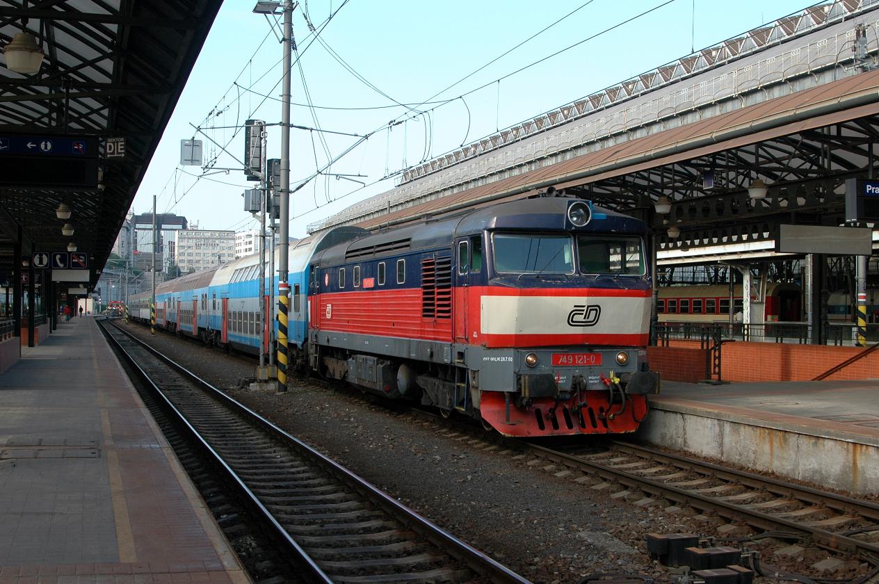 749.121 pipojuje 3 vozy Bmto na sp. 1831 - Praha hl.n. - 24.8.2013.