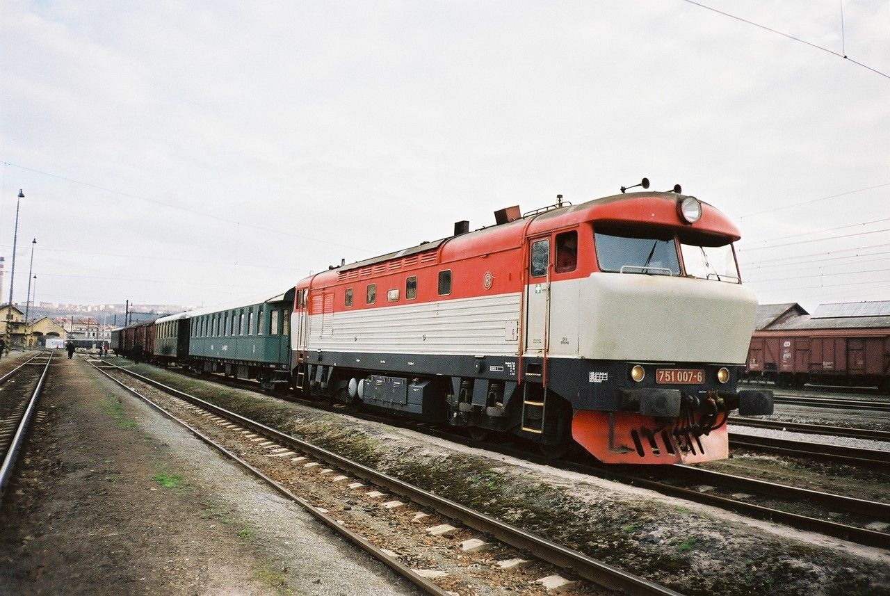 751.007 v soup. vlaku z Krnova v st. Praha-Bubny, 5.4.2003