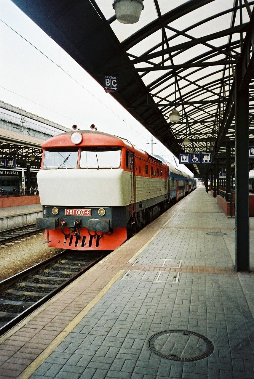Bardotka 751.007 (DKV Praha) na praskm hlavnm ndra, 1.6.2003