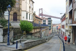 Pohybliv chodnky, v pozad Biskajsk most