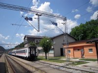 Krom vpravn budovy stanice Moravice je na snmcch patrn t styk traknch soustav 3 kV a 25 kV, 50 Hz.