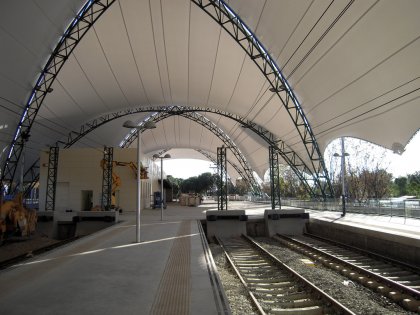Konen stanice La Cartuja a jej okol bhem finiujcch stavebnch prac 5. 12. 2011.