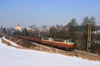 "Polomen" lokomotivy 240.026+045 projd 12. nora 2012 na pozad kostela sv. Petra a Pavla lapanovem.