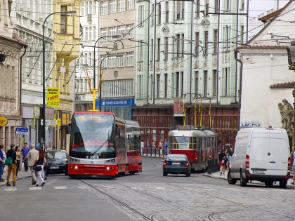Prvn den v provozu s cestujcmi - 27. ervna 2014 - byla st prask tramvaj ForCity zachycena v centru Prahy.
