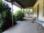 Veranda opu�t�n� budovy.