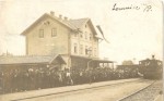 Výpravní budova na dobové pohlednici.