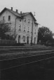 Archivní snímek budovy z meziválečného období, kdy zde železniční dopravu provozovaly PKP